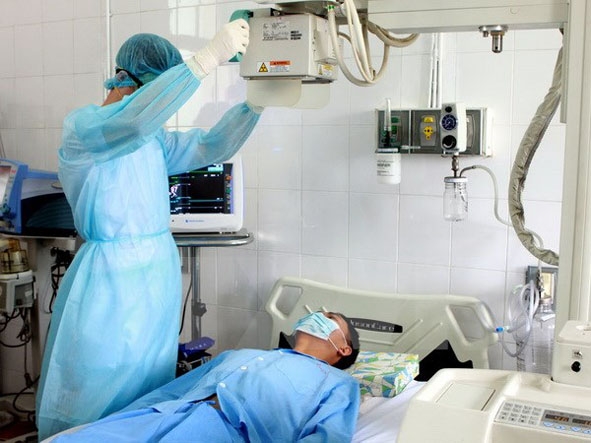 Diễn tập tiến hành các kỹ thuật cận lâm sàng chẩn đoán người bệnh nghi nhiễm MERS-CoV tại một cơ sở y tế trên địa bàn TP. Hà Nội.  Ảnh: T.L