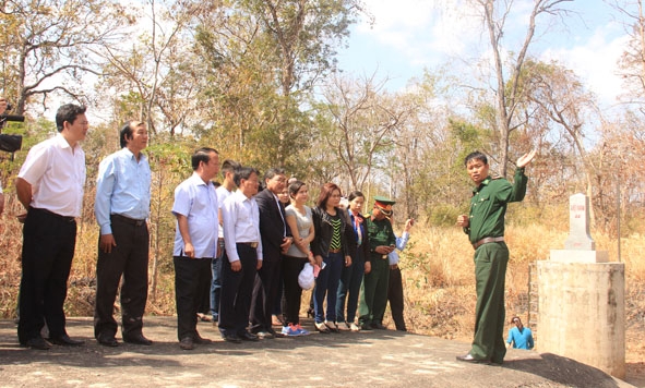 Đồng chí Phạm Hát, Bí thư Huyện ủy (thứ 3 từ trái sang) cùng đoàn công tác thăm cột mốc biên giới. 