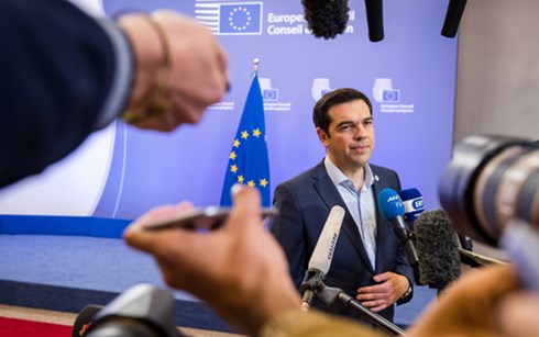 Thủ tướng Hy Lạp Tsipras sau khi đạt một thỏa thuận với các lãnh đạo EU ở Brussels hôm 13-7 (ảnh: AP)