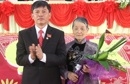 Đoàn chủ tịch Đại hội tặng hoa Mẹ Việt Nam Anh hùng