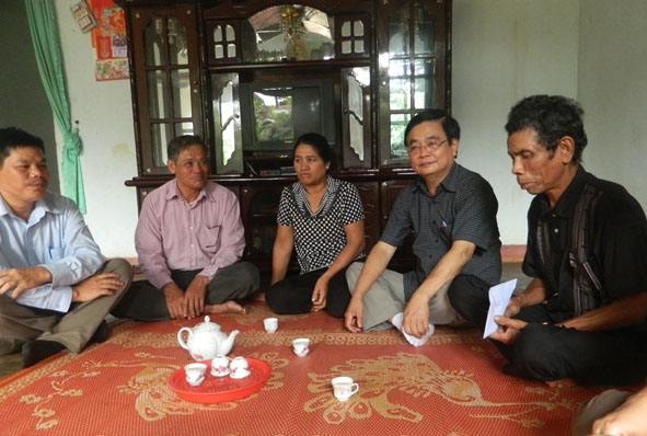 Lãnh đạo TP. Buôn Ma Thuột thăm và tặng quà một gia đình đảng viên có hoàn cảnh khó khăn tại xã Ea Kao.