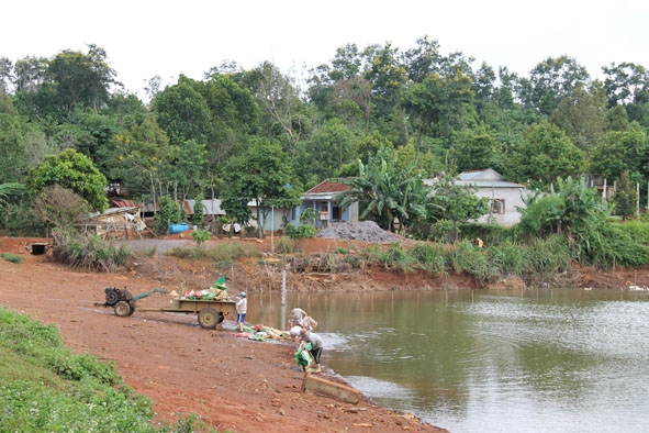 Lòng hồ Vườn ươm (huyện Krông Búk) bị người dân lấn chiếm làm nhà.