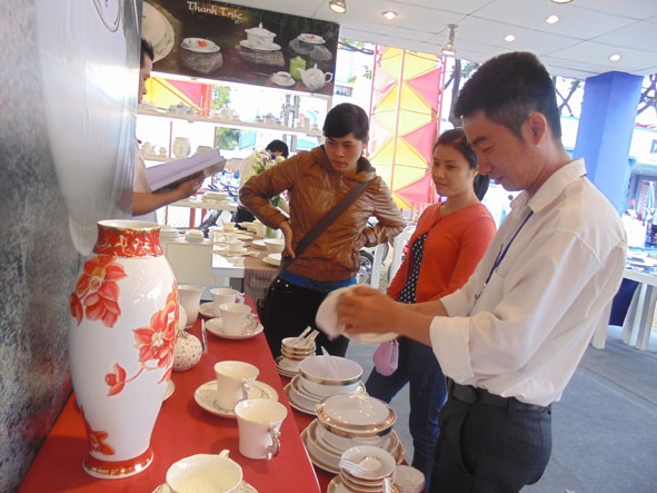 Khách hàng nghe tư vấn và chọn mua chén sứ Minh Long  tại Hội chợ Hàng Việt Nam chất lượng cao Đắk Lắk năm 2014.