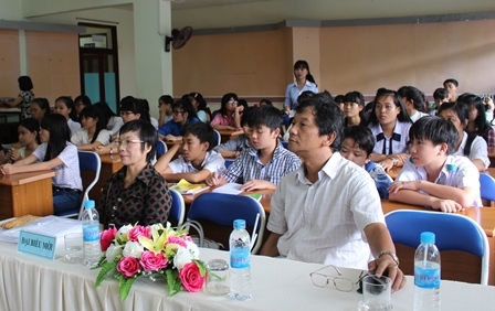 Các đại biểu và học sinh tham dự Lễ bế mạc Trại sáng tác thiếu nhi hè 2105