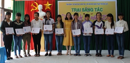 Ban tổ chức trao giấy công nhận cho các em học sinh tham gia trại sáng tác
