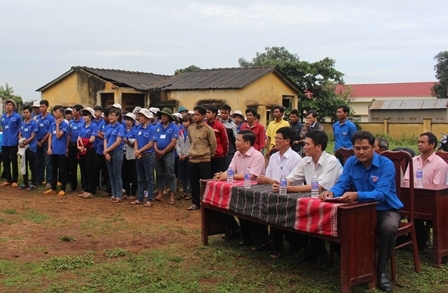 Các đại biểu và thanh niên tình nguyện tham dự Lê bàn giao công trình thanh niên