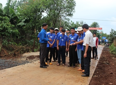 Thanh niên tình nguyện chia sẻ về quá trình tham gia làm đường giao thông