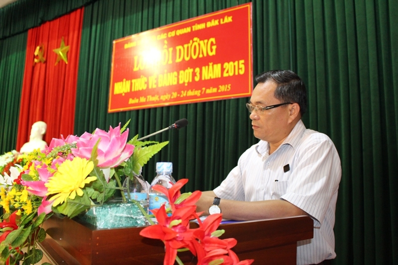 Phó Bí thư Đảng ủy Khối các cơ quan tỉnh Nguyễn Đình Hoàng phát biểu tại buổi khai giảng.