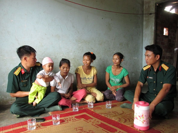 Cán bộ, chiến sĩ Ban CHQS huyện Buôn Đôn đến thăm hỏi,  động viên chị em H’Na Viên Lào.