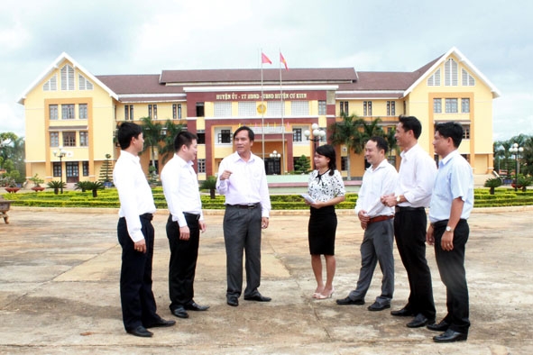Phó Bí thư Thường trực Huyện ủy Cư Kuin Lê Thái Dũng (đứng thứ ba từ trái qua)trao đổicùng lãnh đạo các ban của Huyện ủy về định hướng phát triển  kinh tế - xã hội của địa phương.  Ảnh: K.O