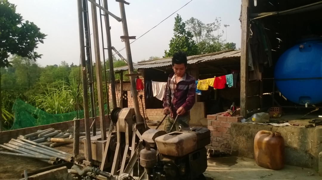 Một hộ dân khoan giếng lấy nước sinh hoạt tại xã Phú Xuân, huyện Krông Năng