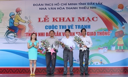 Ban tổ chức Cuộc thi tặng hoa thành viên Ban Giám khảo