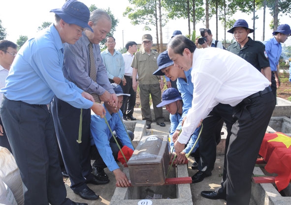 Lãnh đạo tỉnh thành kính đưa hài cốt các anh hùng liệt sỹ hy sinh  tại Campuchia về với đất mẹ Việt Nam. 