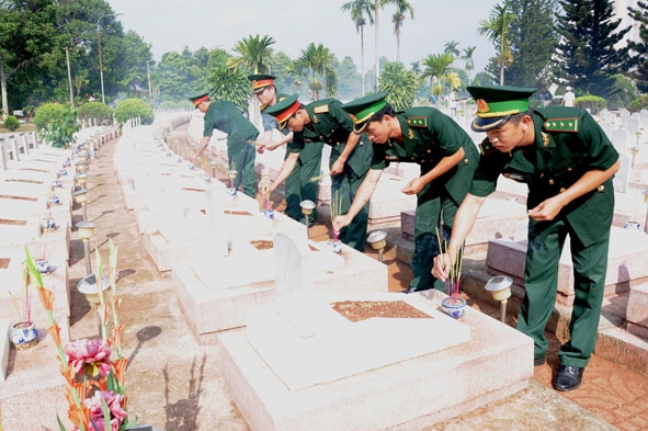 Bộ đội Biên phòng tỉnh thắp nhang tưởng nhớ các anh hùng liệt sỹ  tại Nghĩa trang Liệt sỹ tỉnh Đắk Lắk. 