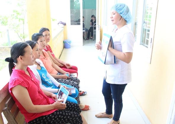 Thành viên Đội giáo dục viên đồng đẳng của Dự án Choices tư vấn, giải đáp thắc mắc về chăm sóc sức khỏe sinh sản cho phụ nữ trong độ tuổi sinh đẻ ở các xã vùng sâu vùng xa. 