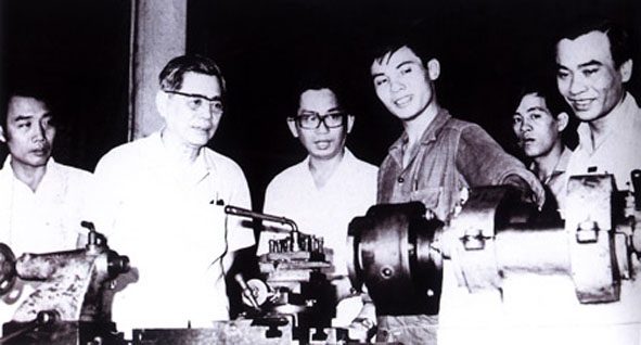Đồng chí Nguyễn Văn Linh thăm Xí nghiệp Liên hợp máy công cụ                ở TP. Hồ Chí Minh năm 1984.                                                                 Ảnh: T.L 