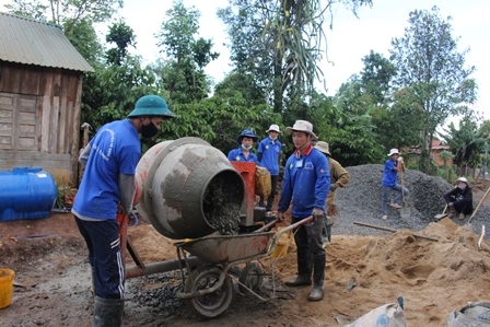 Thanh niên tình nguyện làm đường giao thông tại xã Ea Tul (huyện Cư M'gar)