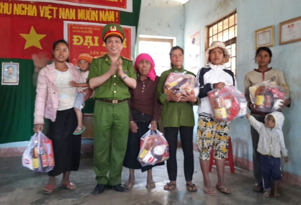 Lực lượng ĐVTN Công an huyện Lắk tặng quà người dân  ở buôn Dơng Băk (xã Yang Tao).