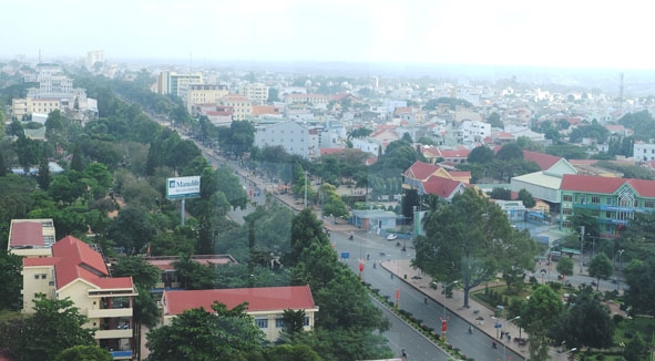 Khu phố dọc theo đường Nguyễn Tất Thành được đầu tư, xây dựng  với nhiều khoảng xanh.