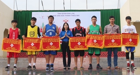 Đại diện Ban Tổ chức tặng cờ lưu niệm cho các đội tham gia giải