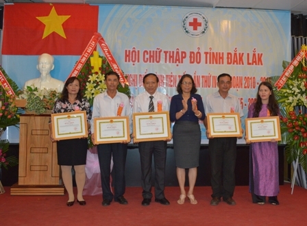 Các cá nhân có thành tích xuất sắc trong phong trào thi đua yêu nước Chữ thập đỏ nhận bằng khen của UBND tỉnh.