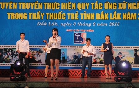 Phần thi chào hỏi của đội thi Chi hội Thầy thuốc trẻ huyện Krông Bông