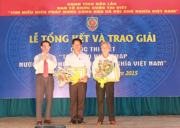 Đại diện Ban tổ chức cuộc thi cấp tỉnh trao giải Nhì tập thể cho UBND huyện Ea H’leo và UBND huyện Krông Ana. 