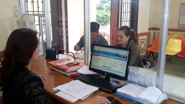 Ứng dụng công nghệ thông tin trong giải quyết thủ tục hành chính tại bộ phận một cửa UBND thị xã Buôn Hồ.