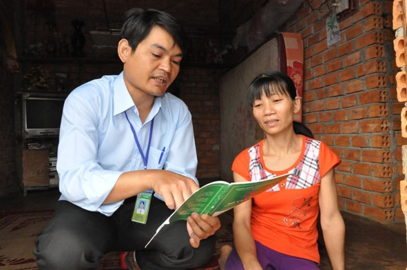 Cán bộ tín dụng NHCSXH hướng dẫn thủ tục cho vay hộ cận nghèo tại huyện Cư Kuin.