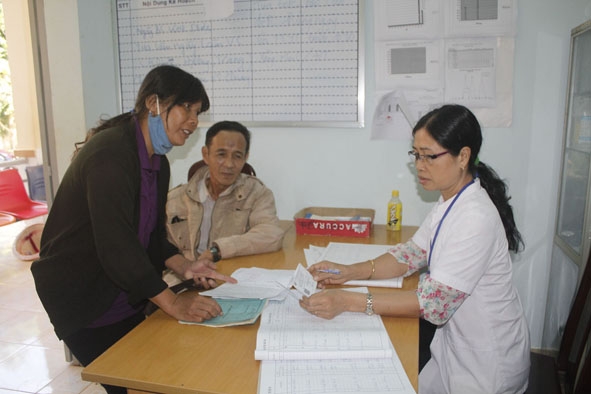 Y tá H’Duk Ênuôl, Trạm Y tế xã Ea Tiêu (huyện Cư Kuin) đang thăm khám sức khỏe cho người dân.