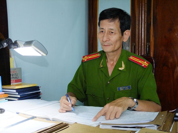 Thượng tá Đặng Sơn Đáng nghiên cứu hồ sơ khám nghiệm hiện trường, tử thi các vụ việc.