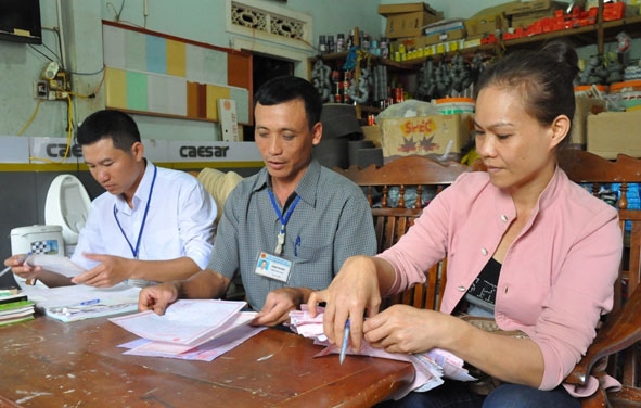 Cán bộ Chi cục Thuế huyện Cư Kuin kiểm tra tại một cơ sở kinh doanh trên địa bàn.