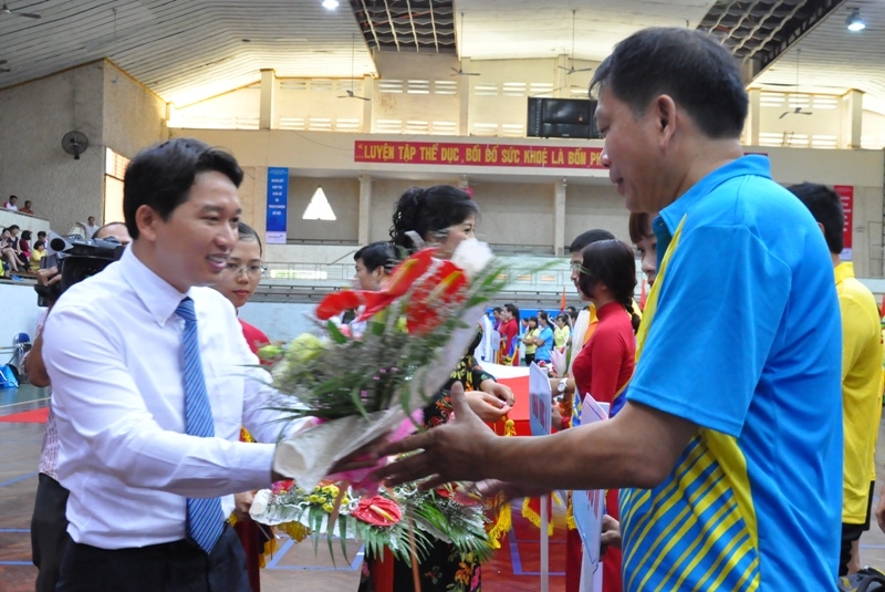 Phó Chủ tịch UBND tỉnh Nguyễn Hải Ninh tặng hoa các đoàn vận động viên