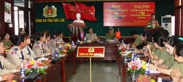 Giao lưu tọa đàm giữa Hội Phụ nữ CA tỉnh Đắk Lắk và Mondulkiri.