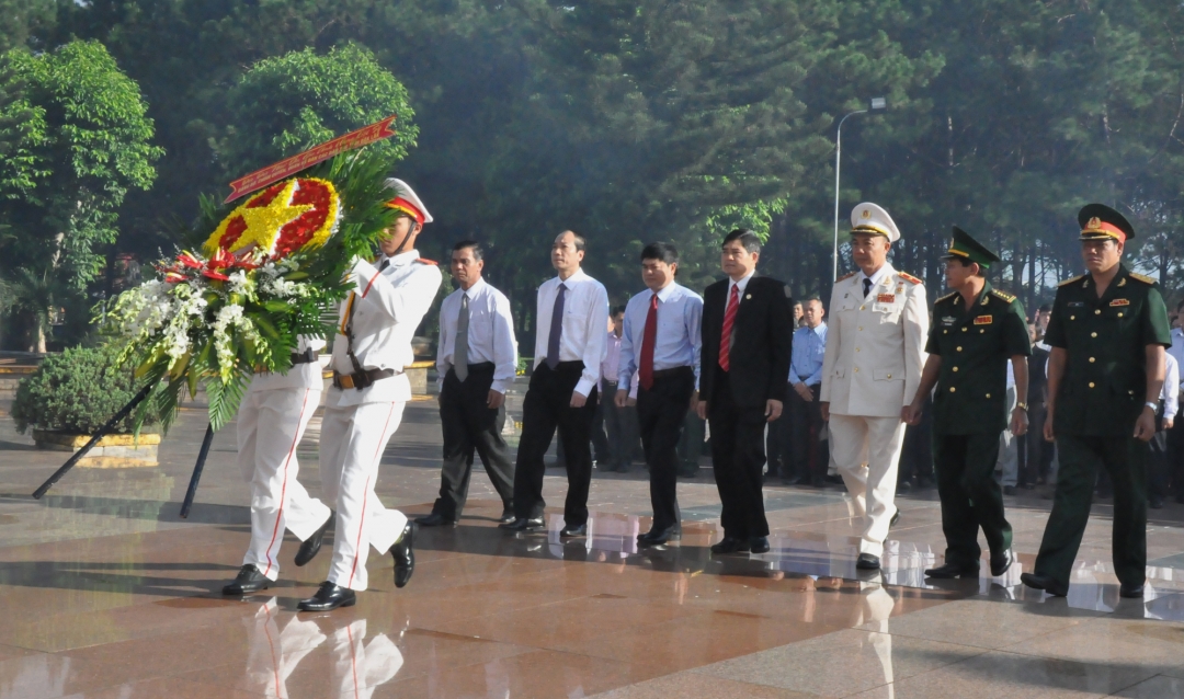 Lãnh đạo Tỉnh ủy, UBND tỉnh, UBMTTQ Việt Nam tỉnh, các lực lượng vũ trang và nhân dân dâng hoa viếng các Anh hùng liệt sỹ tại Nghĩa trang Liệt sỹ tỉnh