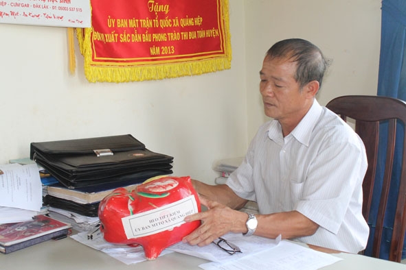 Ông Nguyễn Trung Hải thực hiện việc tiết kiệm tiền nuôi heo đất.