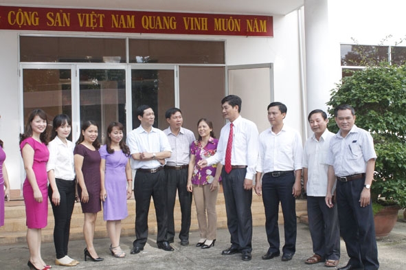 Đồng chí Y Vinh Tơr, Bí thư Đảng ủy trao đổi công việc với cán bộ các ban của Đảng ủy Khối. Ảnh: Lan Anh