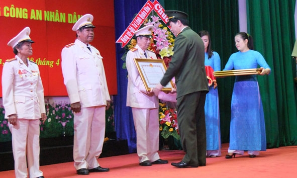 Đại tá Trần Cao Giảng được phong tặng danh hiệu Anh hùng Lực lượng vũ trang nhân dân tháng 4-2015. Ảnh: Trọng Hiến
