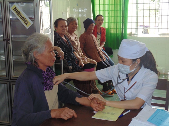 Các y, bác sĩ của Chi hội Thầy thuốc trẻ TX. Buôn Hồ khám bệnh cho người dân ở xã Ea Drông.