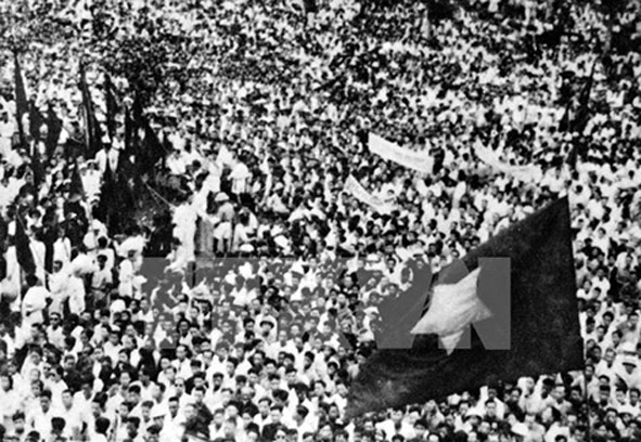 Ngày 19-8-1945, hàng vạn người dân thủ đô dự mít-tinh tại Quảng trường Nhà hát Lớn thành phố mừng thắng lợi của Cách mạng Tháng Tám.          Ảnh: Tư liệu TTXVN