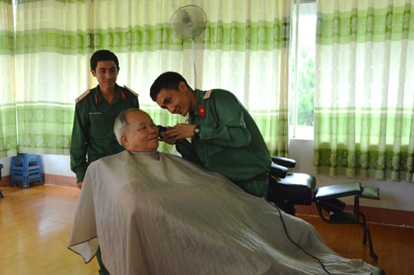 Trung tướng Ma Thanh Toàn thân mật trò chuyện với hai người lính trẻ.
