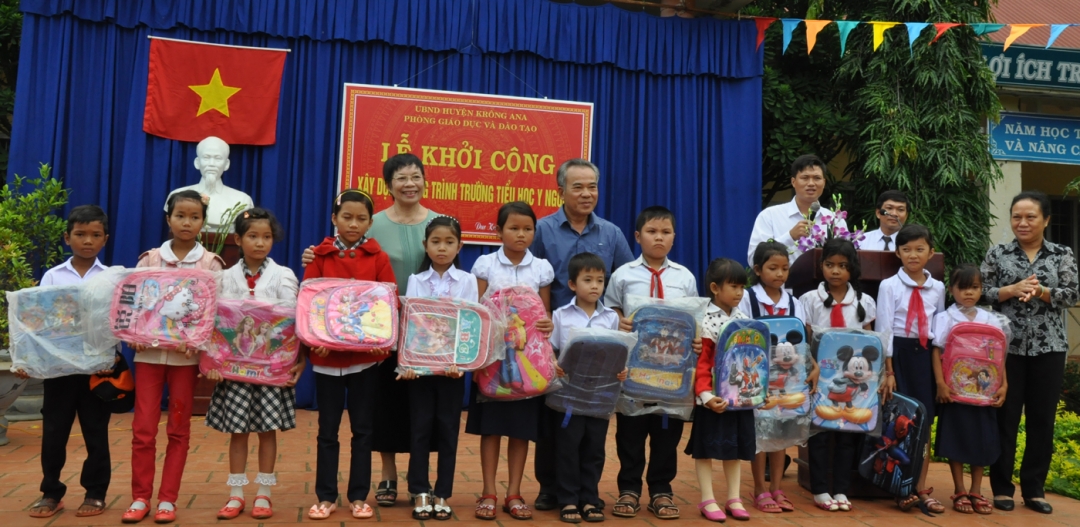 Đại diện gia đình Nhà giáo Nhân dân Y Ngông Niê Kdam tặng quà học sinh gặp hoàn cảnh khó khăn của trường