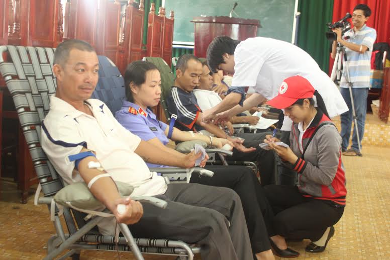 Đông đảo cán bộ, người dân tham gia hiến máu