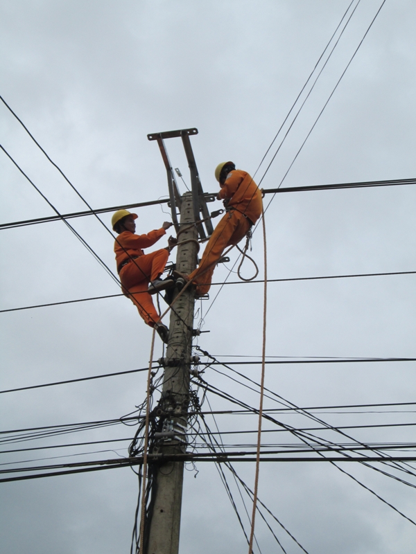 Công nhân Điện lực Buôn Hồ kiểm tra lưới điện