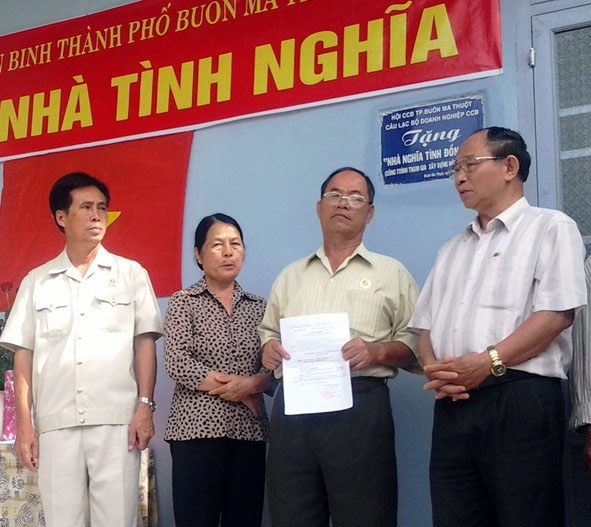 Chủ nhiệm CLB Doanh nhân CCB thành phố Đỗ Hồng Thanh (ngoài cùng bên trái) bàn giao nhà “Nghĩa tình đồng đội” tặng gia đình CCB Đàm Quang Bường.