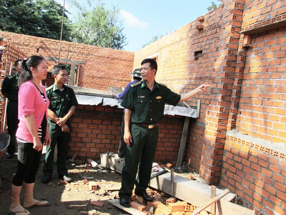 Đại tá Nguyễn Thanh Hải, Phó Chỉ huy trưởng, Tham mưu trưởng BĐBP tỉnh thăm ngôi nhà mẹ con chị Trương Thị Ánh Tuyết đang được xây dựng.