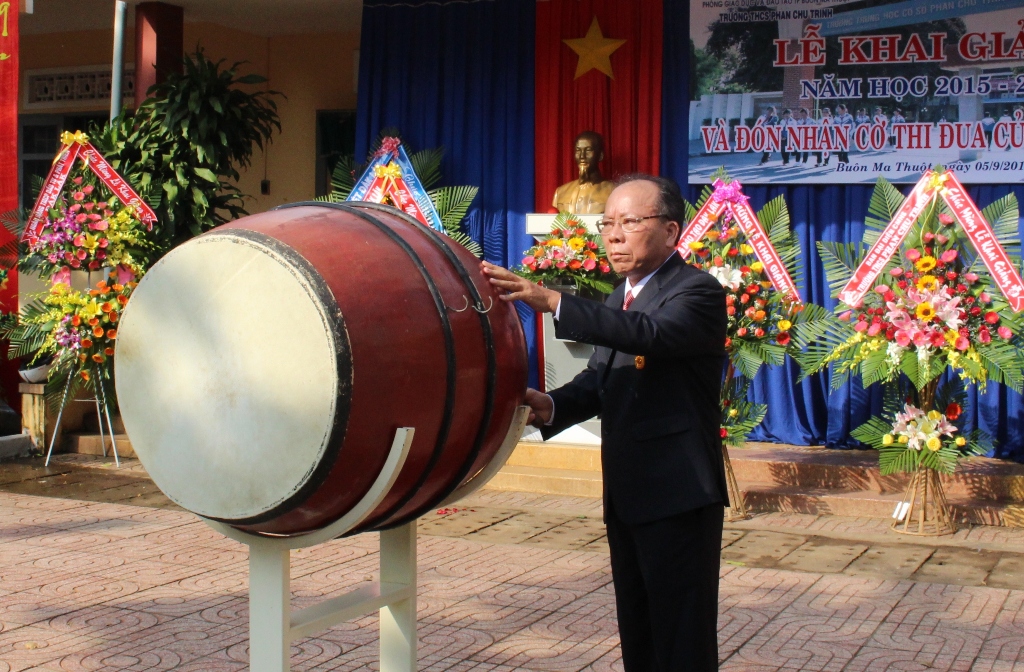 Ông Phạm Đình Ban, Hiệu trưởng Trường THCS Phan Chu Trinh (TP. Buôn Ma Thuột) đánh trống khai giảng.