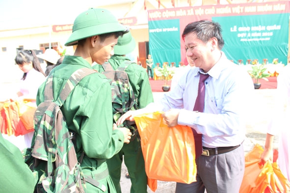 Tặng quà lưu niệm và động viên tân binh huyện M'Đrắk lên đường nhập ngũ. Ảnh: Tiến Ninh