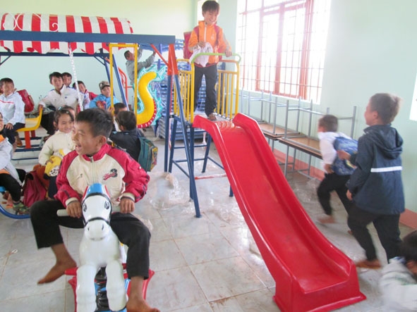 Các em học sinh tại thôn Bình Lợi, xã Cư M’lan (huyện Ea Súp) vui chơi trong ngôi trường mới được Quỹ BTTE tỉnh trao tặng.