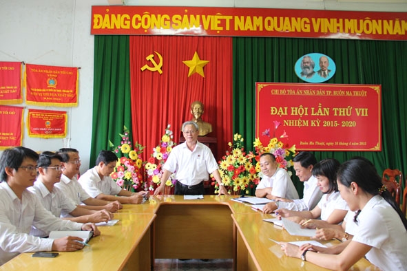 Ông Nguyễn Minh Hoàng, Chánh án TAND TP. Buôn Ma Thuột chỉ đạo các đơn vị chuyên môn thực hiện nhiệm vụ tại đơn vị.